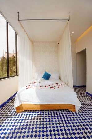 خزنة داخل الغرفة وستائر تعتيم وتجهيزات عازلة للصوت وواي فاي مجانًا