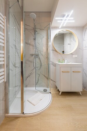 Shower, hair dryer, towels, soap - Cozy Apartament in Sopot (Sopot)