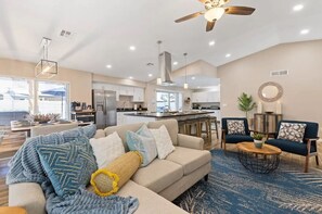 Smart TV, fireplace, table football, books - Relaxing Family Haven, Pool, Hot Tub, Games (Mesa)