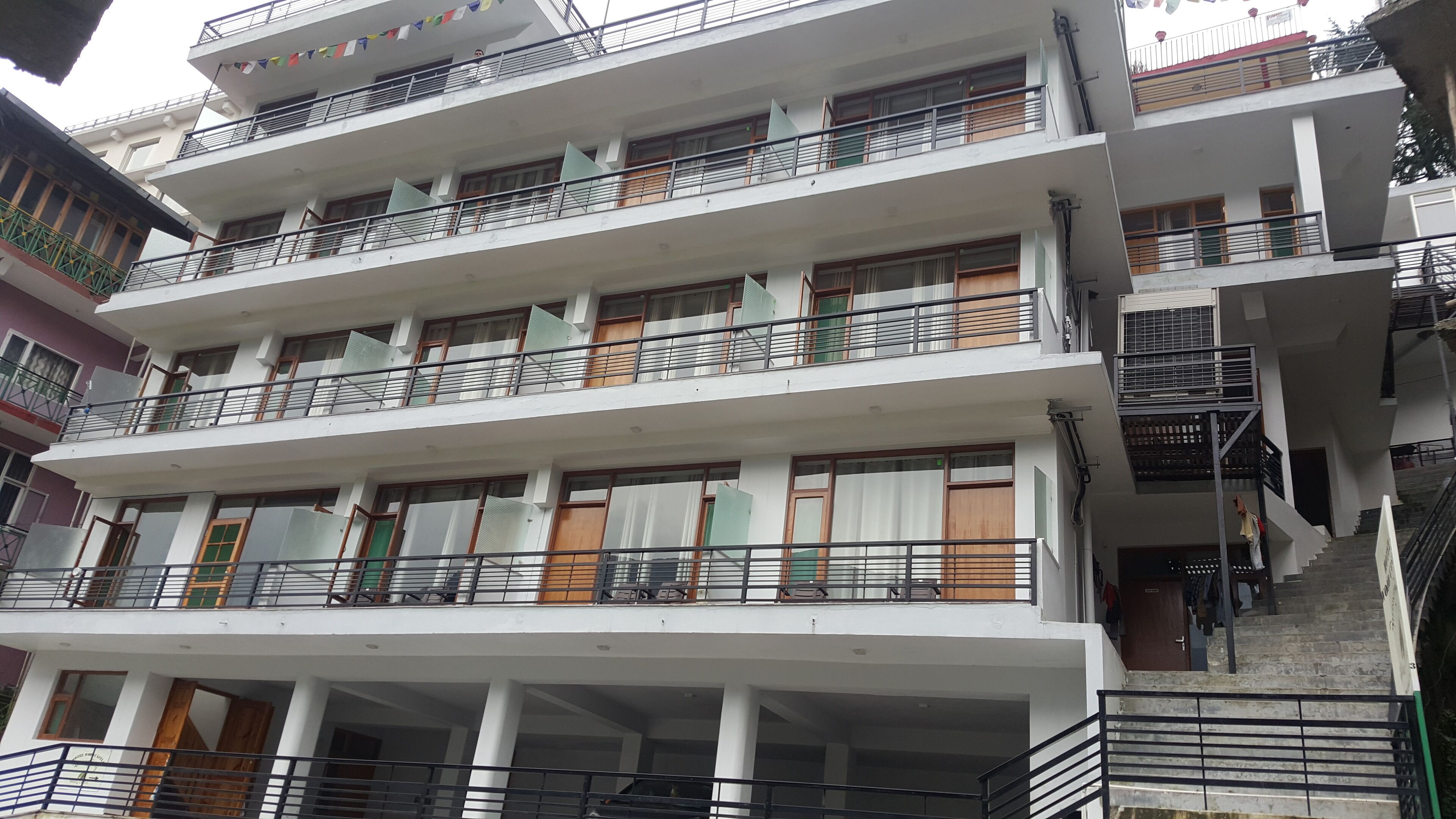 住宿正面 - 傍晚/夜晚