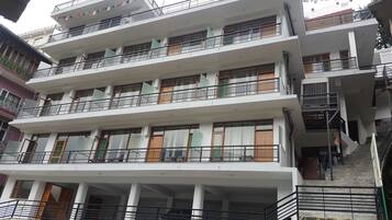 Voorkant accommodatie - avond/nacht