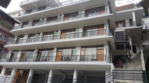 住宿正面 - 傍晚/夜晚