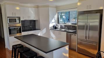 Refrigerador, microondas, horno, placa de cocina