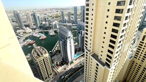Un edificio alto con un puerto deportivo y un paisaje urbano circundante.