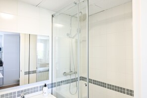 Douche, sĂšche-cheveux