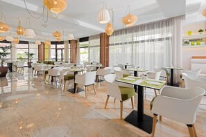 Sarapan prasmanan setiap hari (EUR 12 per orang)