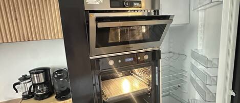 Réfrigérateur, micro-ondes, four, plaque de cuisson