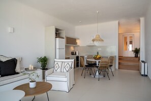 TV - Deluxe Private Villa with Pool and Sea View (Thira - Santorini)