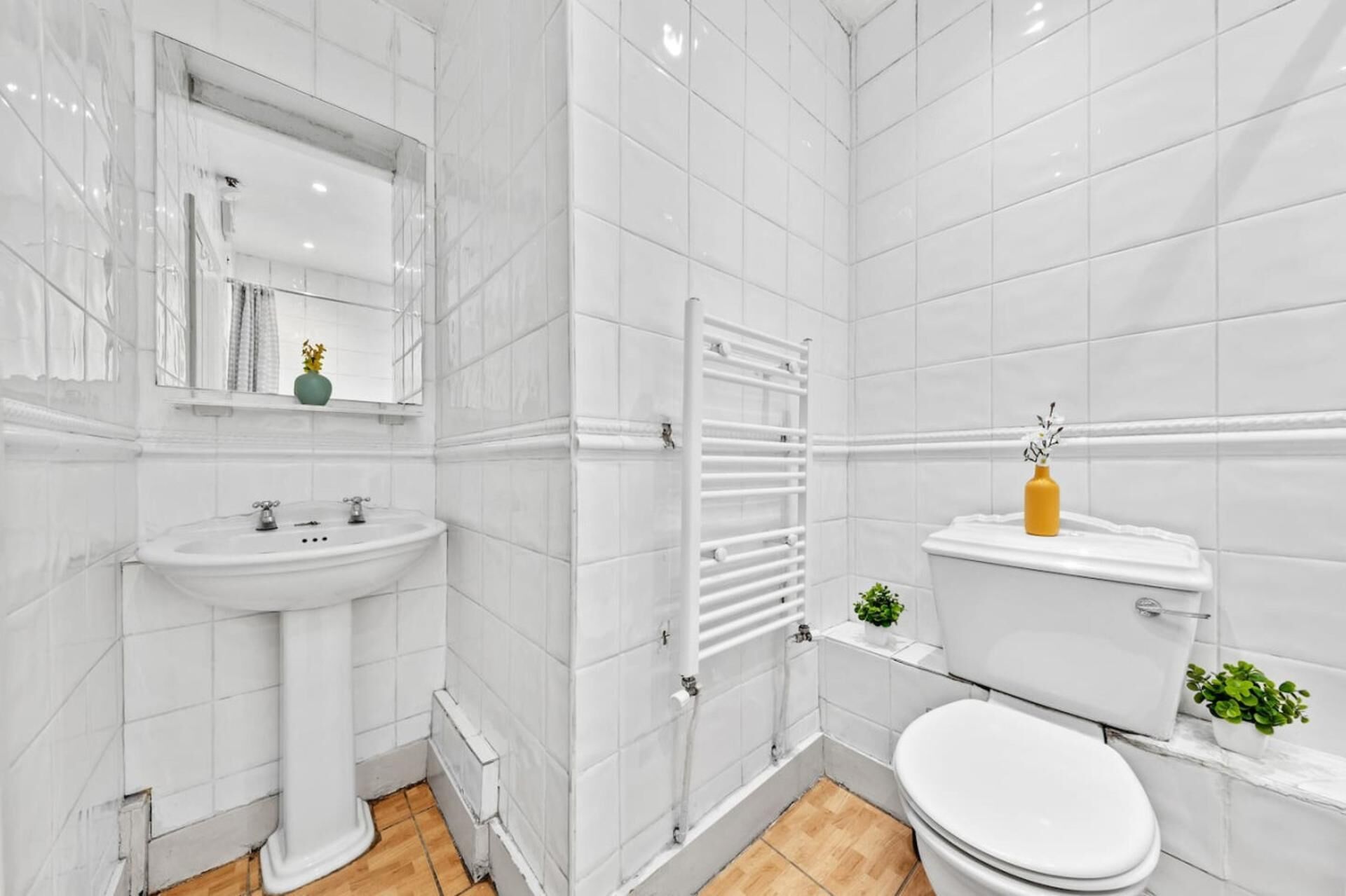 Apartment | Bathroom | Separate bathtub and shower, deep-soaking bathtub, towels