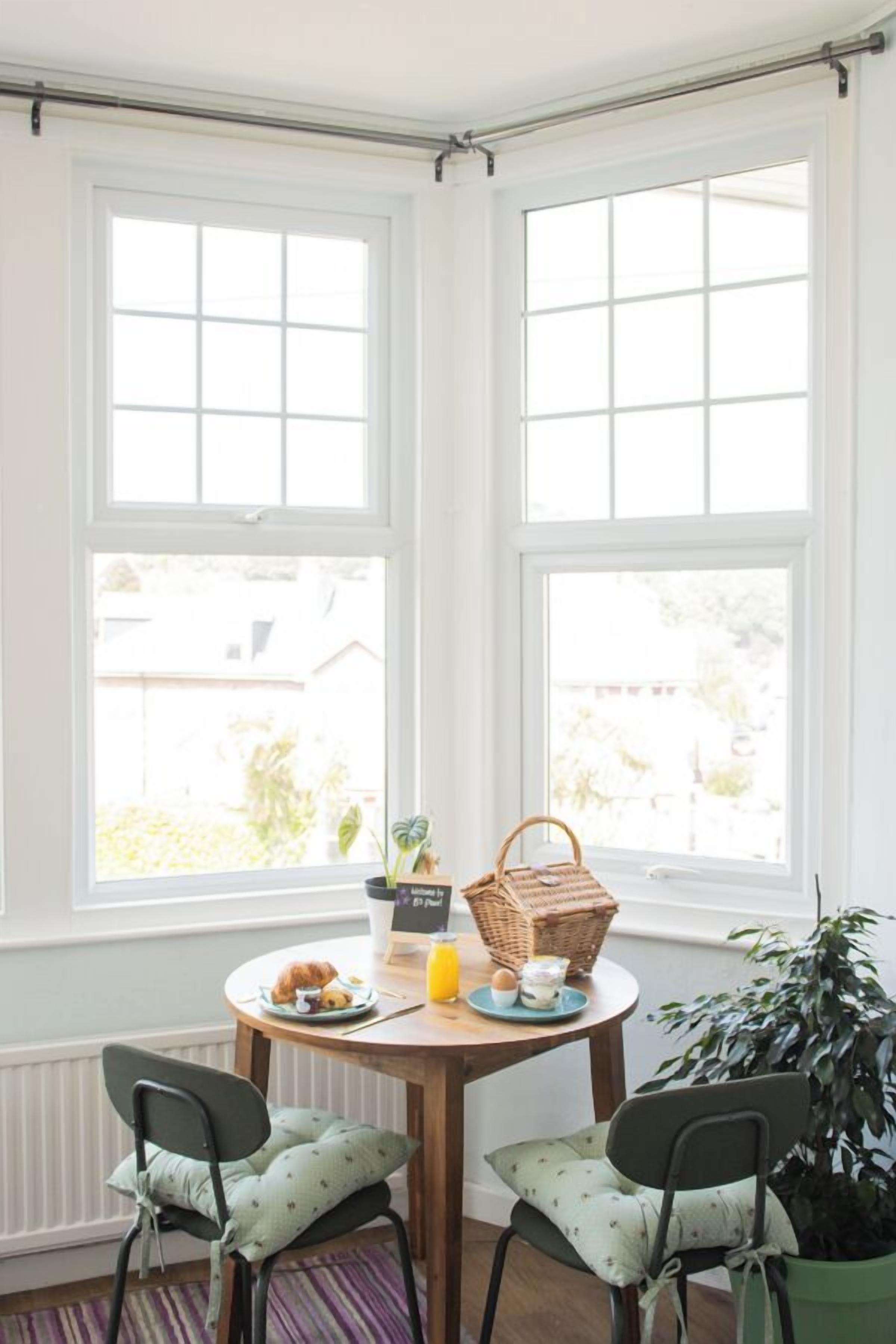 Deluxe Double Room, Sea View | In-room dining