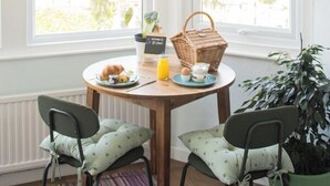 Deluxe Double Room, Sea View | In-room dining - B's Place Guest House (Paignton)