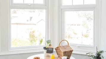 Deluxe Double Room, Sea View | In-room dining