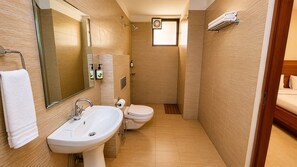 Deluxe Double Room | Bathroom | Shower, towels, soap, shampoo