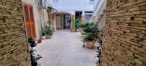 المنطقة المحيطة بالمنشأة