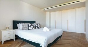 2 chambres, bureau, fer et planche à repasser, lit de bébé portatif