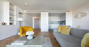 Smart-TV, DVD-spiller, bøker og stereoanlegg