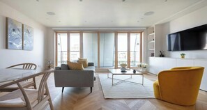 Smart-TV, DVD-spiller, bøker og stereoanlegg