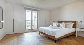 2 soverom, skrivebord, strykejern/-brett og reiseseng for barn