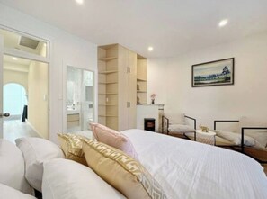 5 bedrooms, desk, iron/ironing board, travel crib