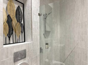 Hair dryer, towels, soap, shampoo - Sydney CBD Newly Renovated Large Terrace
 (Surry Hills)