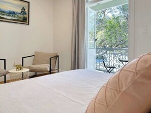 5 bedrooms, desk, iron/ironing board, travel cot