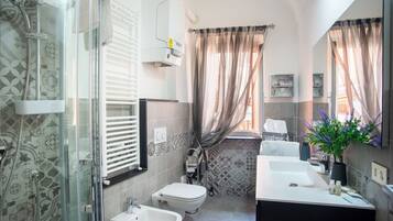 Familienapartment, Mehrere Schlafzimmer (Casa Felice) | Badezimmer | Dusche, Haartrockner, Bidet, Handtücher