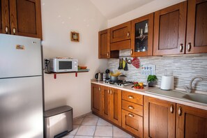 Appartement Familial, plusieurs chambres (Casa Felice) | Cuisine privée | Réfrigérateur, micro-ondes, four, plaque de cuisson