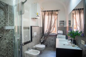 Suihku, hiustenkuivaaja, bidee, pyyhkeet