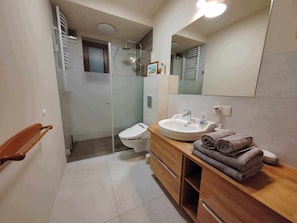 Apartment | Bathroom | Shower, free toiletries, hair dryer, towels - Excelent 1-bed Apartment in Rzeszow (gmina Krasne)