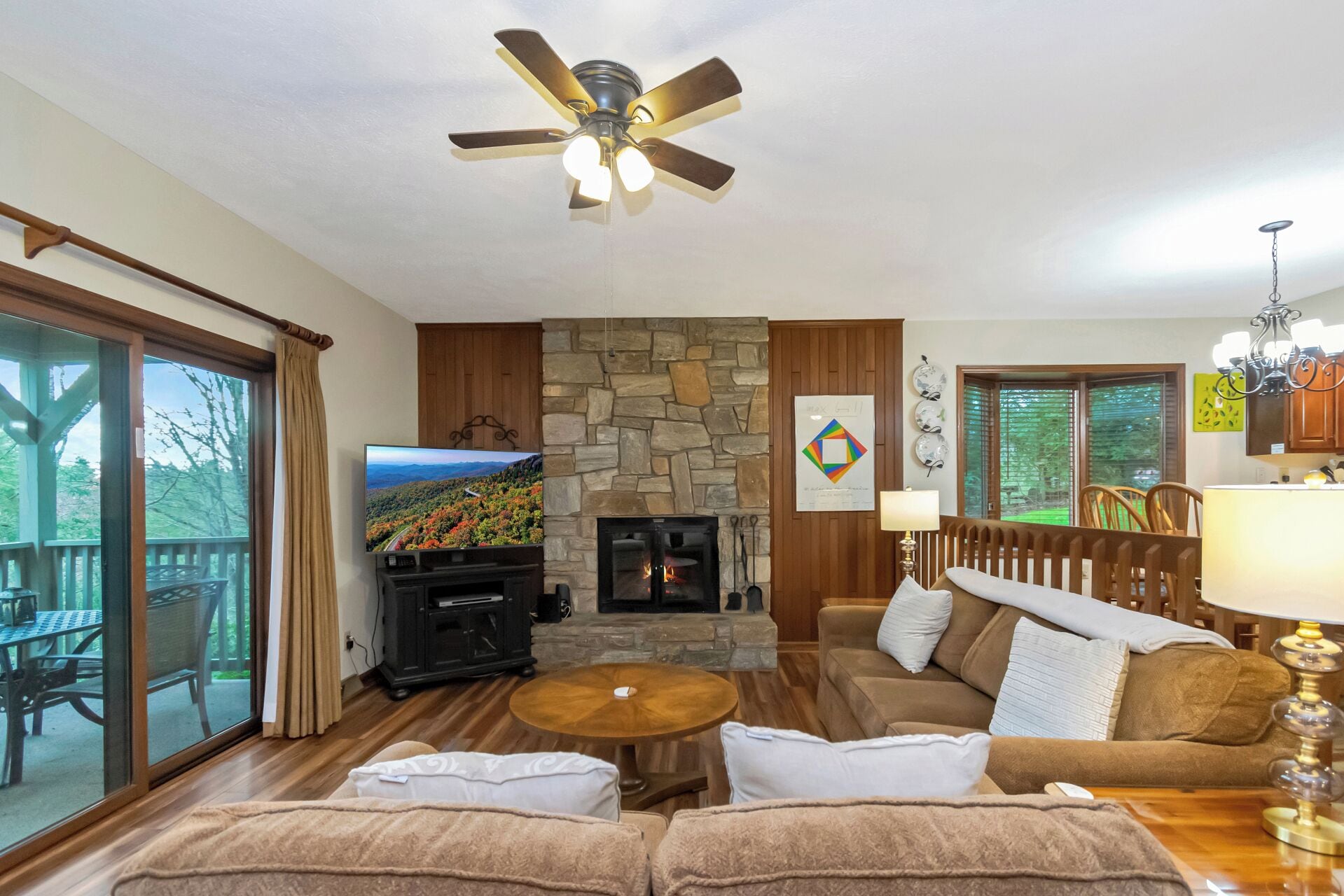 Télévision, cheminée, table de tennis de table, livres