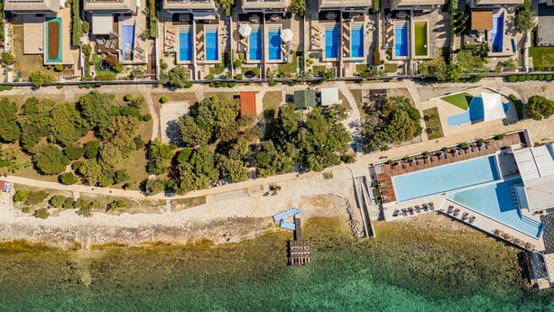 An aerial view of a coastal hotel with multiple swimming pools, a beach area, and lush greenery. - Villa Salvia (Zadar)