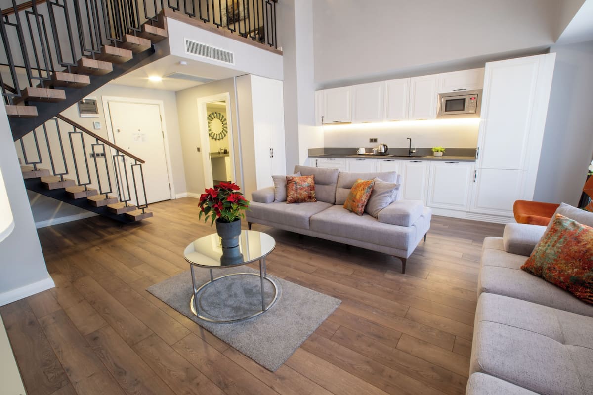 Exclusive-ullakkohuoneisto | Ylelliset vuodevaatteet, minibaari, tallelokero huoneessa