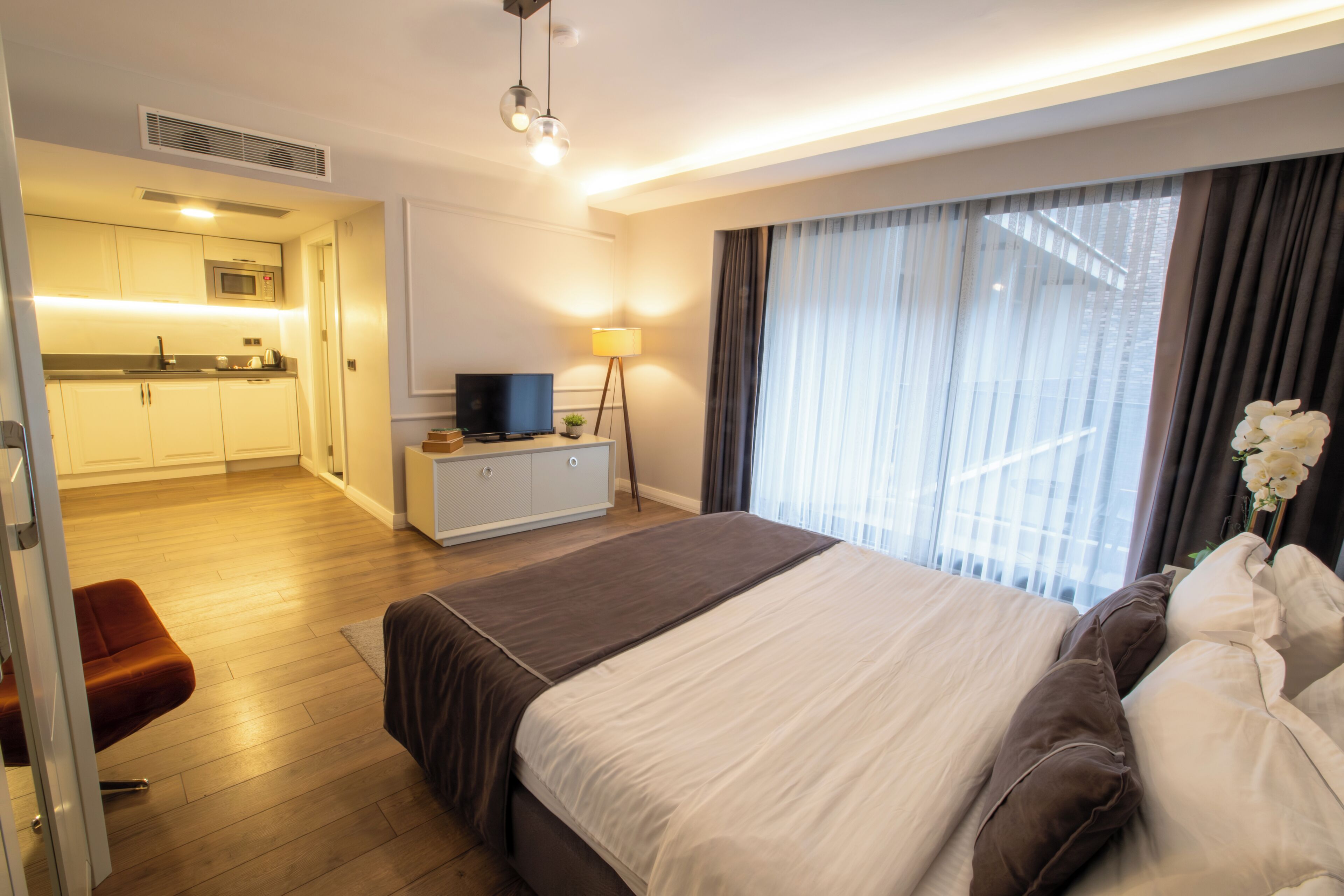 Deluxe dubbelrum - utsikt mot staden | Sängtillbehör av högsta kvalitet och minibar