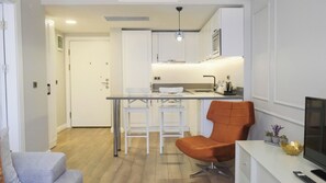 Juniorsvit | Vardagsrum | 45-tums smart-tv med satellitkanaler, Netflix och streamingtjänster