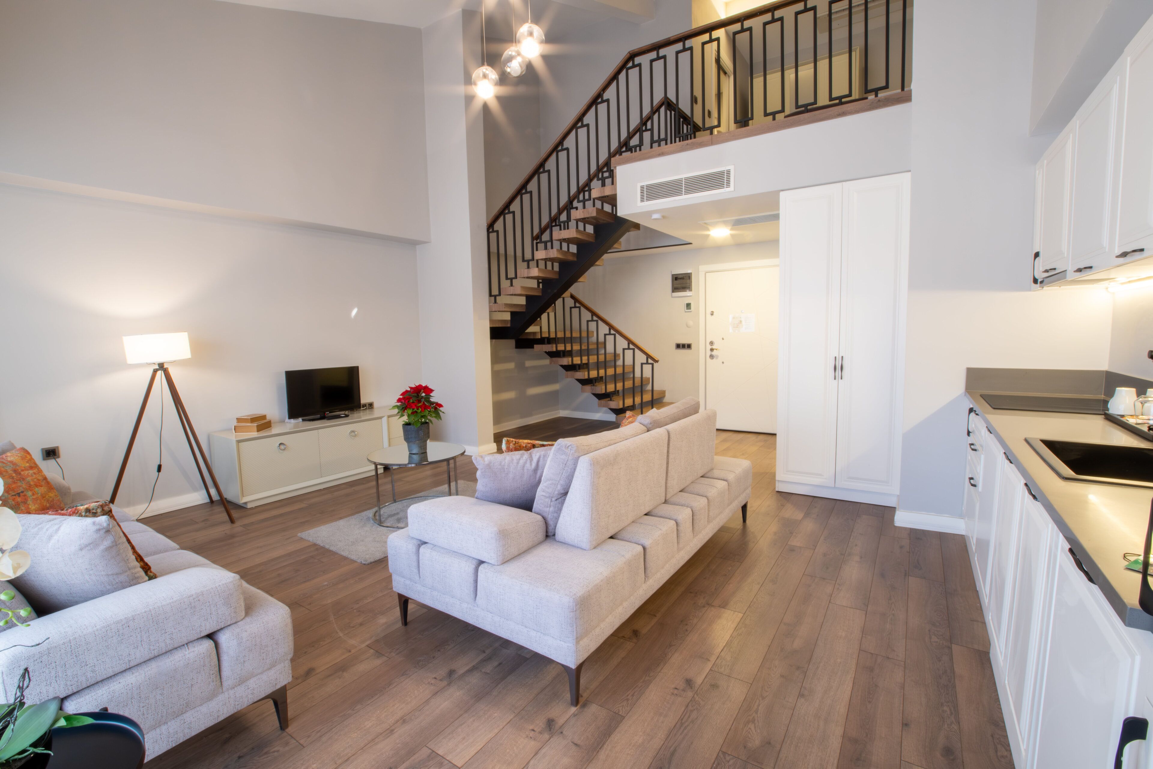 أغطية فراش متميزة وميني بار وخزنة داخل الغرفة وستائر تعتيم