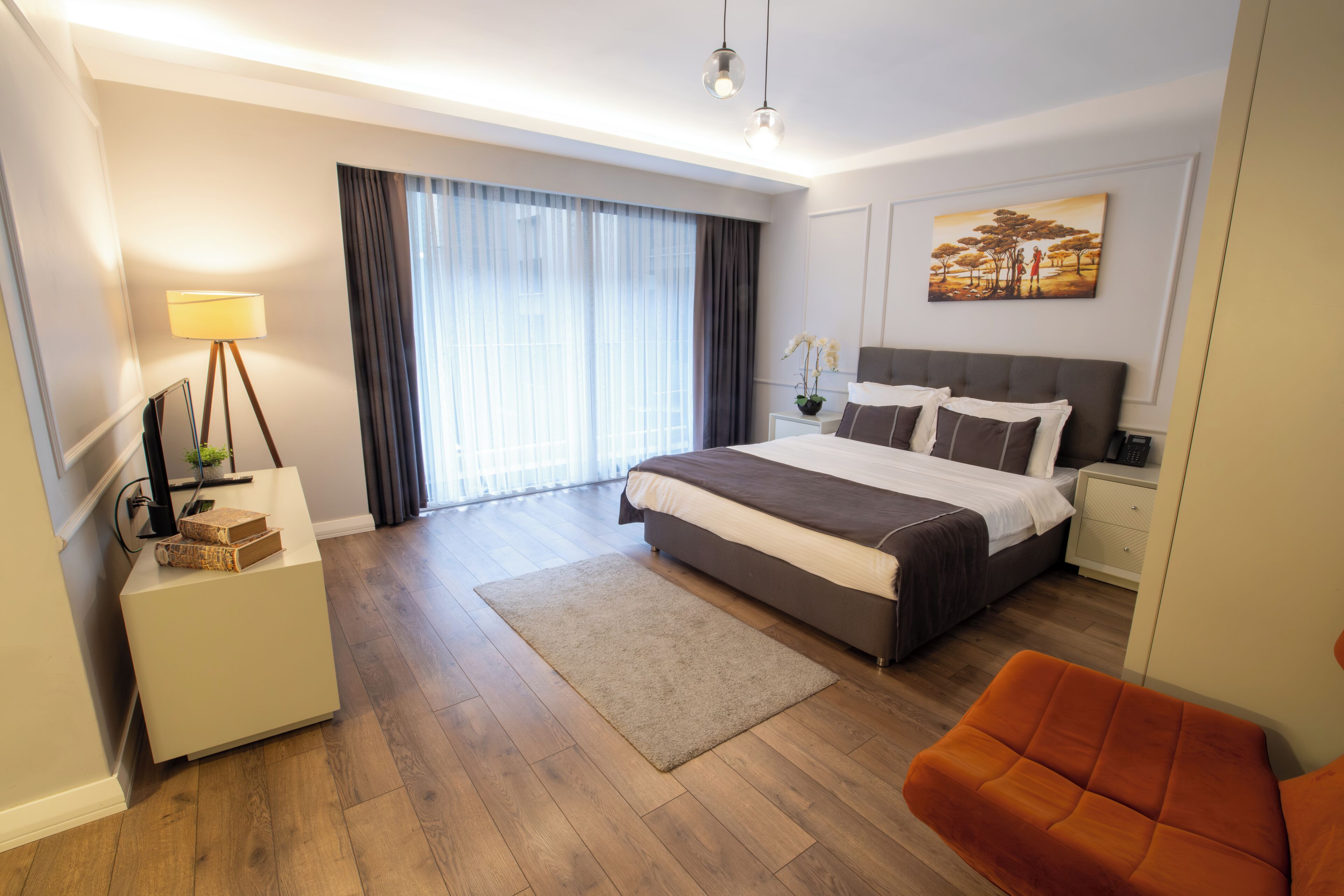 Ylelliset vuodevaatteet, minibaari, tallelokero huoneessa