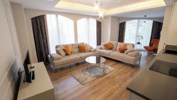 Suite Superior | Area soggiorno | Smart TV 45 pollici con canali satellitari, Netflix