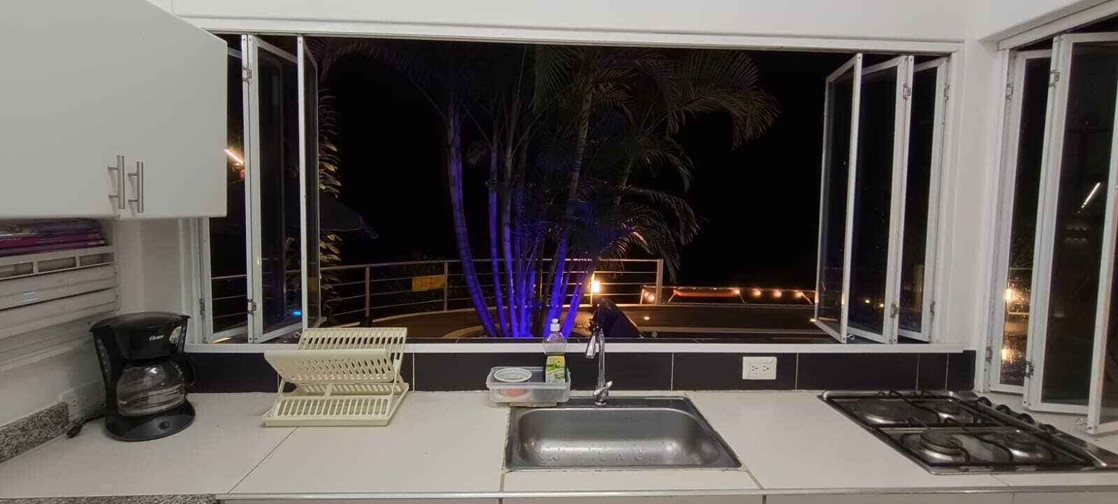 Geladeira, micro-ondas, fogão, cafeteira/chaleira