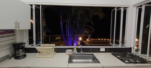 Frigorífico, microondas, horno y cafetera o tetera