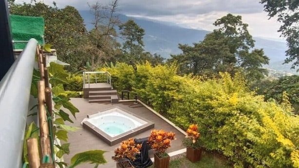 A hot tub in a lush garden with a view of the mountains. - Hermosa Casa Campestre a 1 Hora de Bogotá - Tena (TENA)