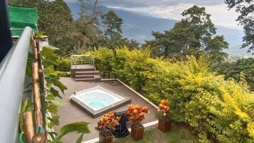 Tina de hidromasaje al aire libre