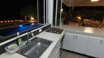 Fridge, microwave, oven, coffee/tea maker