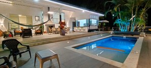 Una piscina al aire libre, una piscina climatizada