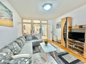 Leilighet – comfort, parkutsikt | Oppholdsområde | En 32-tommers LCD-TV med kabel-kanaler