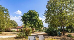 Outdoor dining - Charming family cottage with garden and Wifi, pets allowed (Montilliers)