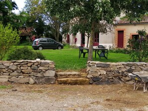 Outdoor dining - Charming family cottage with garden and Wifi, pets allowed (Montilliers)