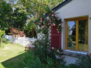 A house with a garden, a white picket fence, and a window with yellow shutters. - Charming family cottage with garden and Wifi, pets allowed (Montilliers)