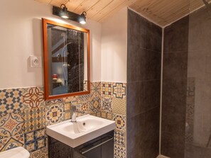 Bathroom - Rustic cottage with 2 bedrooms, nature, pets allowed, wifi and parking (Montilliers)