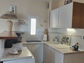 Réfrigérateur, micro-ondes, plaque de cuisson, cafetière/bouilloire