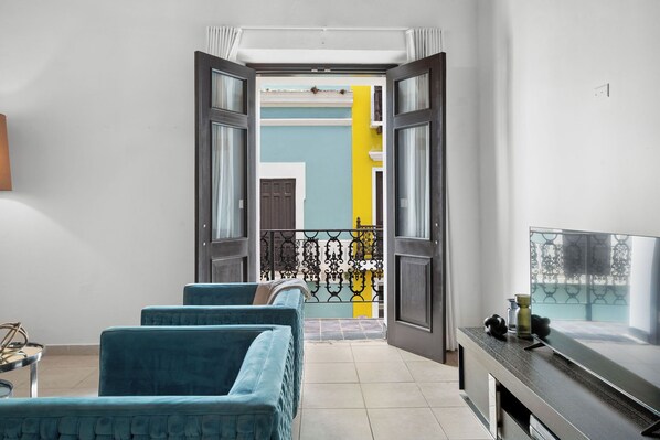 TV, offices - Gardenia Flat | Embrace the Heart of Old San Juan! (San Juan)